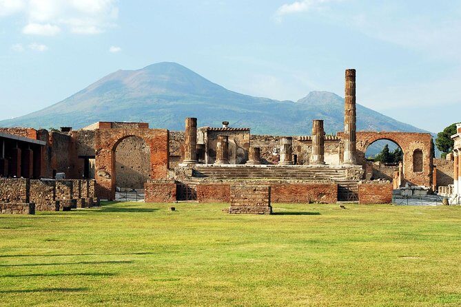 Naples: Pompeii & Herculaneum Day Trip – Small Group Tour - The morning in Naples: pickup, van ride, and your first reality check