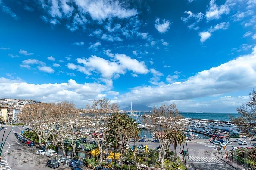 Naples: Private Tour by Classic Fiat 500 or Fiat 600 - Gesù Nuovo and Santa Chiara: the quick-hit church zone