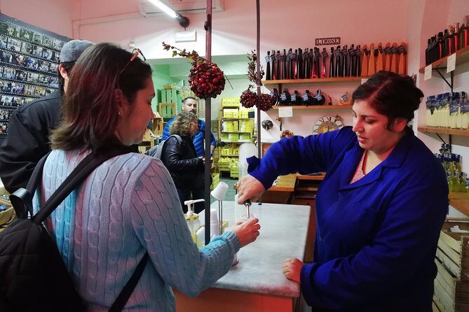Naples: Street Food and Sightseeing Tour with Local Expert - Your guide is a big part of the payoff