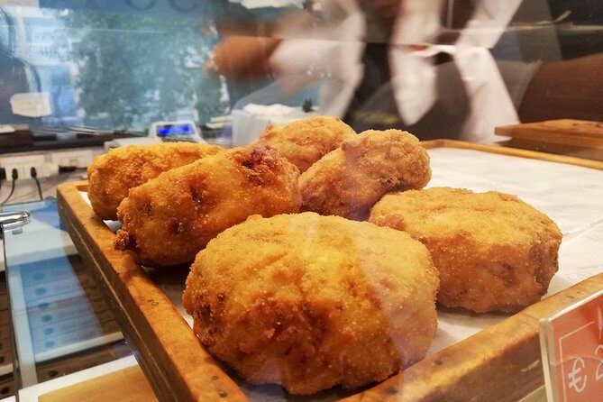 Naples Street Food Tour with a Native & Top Rated Expert - Stop 2: Via dei Tribunali for Pizza Fritta and Margherita