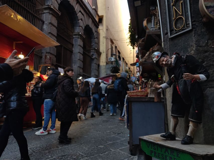 Naples: the magic of Christmas and Nativity scenes - The walk to Via San Gregorio Armeno: where the street keeps making Christmas