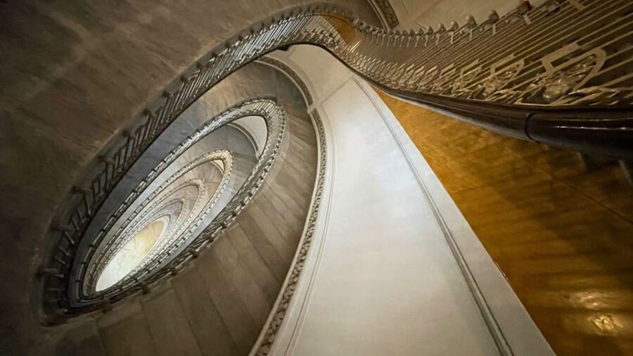 Naples: Vomero, Chiaia private tour with funicular railway - Via Chiaia and Palazzo Mannajuolo: luxury shopping meets architecture