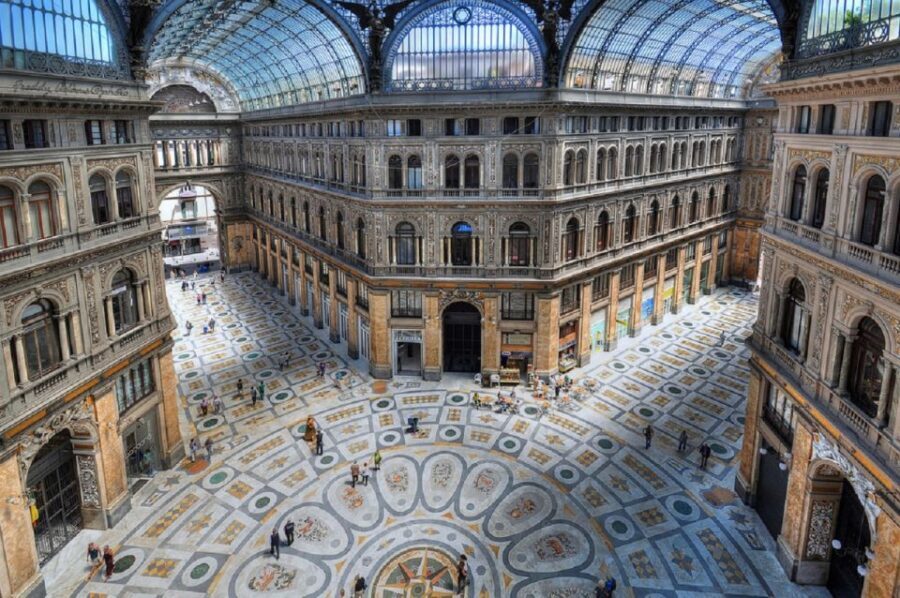 Naples: walk to Naples with local guide - The food part: how Naples drinks its espresso and talks about street snacks