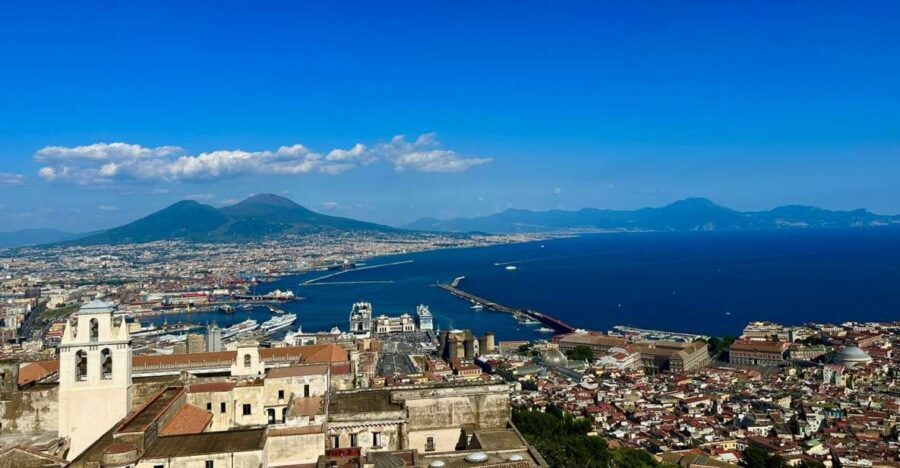 Naples: walk to Naples with local guide - Starting in Piazza Municipio: where you get your bearings fast