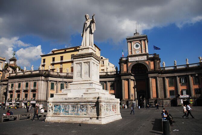 Naples walking tour + Neapolis buried - Start at the Fountain of Neptune: why this meeting point works