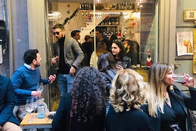 Napoli Pub Crawl in the Old Town - Why a 9:30 pm pub crawl is smart in Naples Old Town