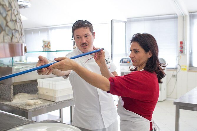 Neapolitan Pizzamaker for One Day - Meeting point in Capodimonte: easy to find, easy to return