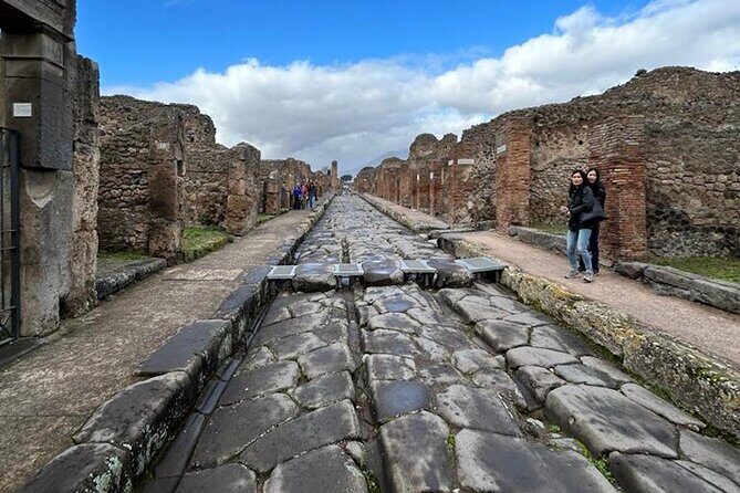 Once upon a time Pompeii 2 and a half hour tour - Headsets: Small add-on, big impact in an outdoor site