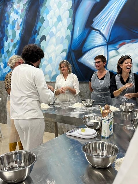 Pizza-Making Workshop by night with glass of wine - Finding Naplesbay Cooking Lab near Stazione Duomo