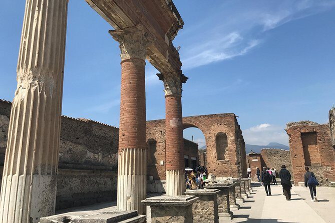 Pompeii: 2H Family friendly Tour with an Archeologist Guide - Getting started at Via Villa dei Misteri 1 (and why it matters)