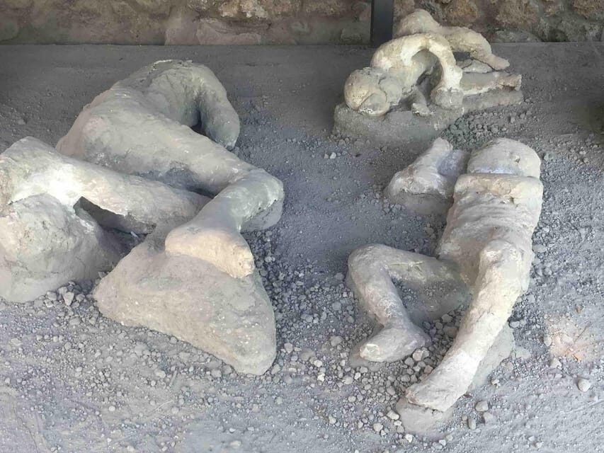 Pompeii: 2H group guided tour with a certified guide - Getting to Pompeii: meeting at Circumvesuviana, 50 m from the gate