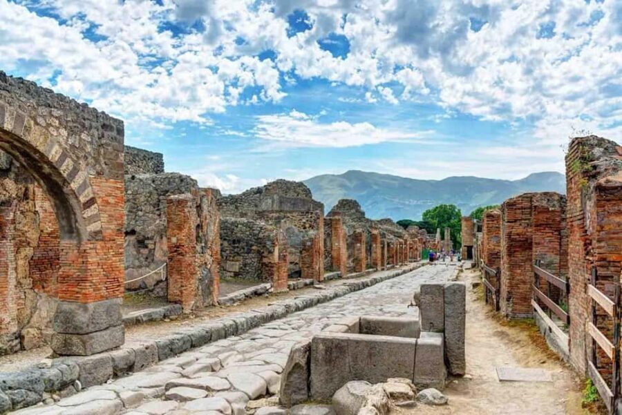 Pompeii : 2h small group tour with an archeologist - What to bring: shoes and clothing that match the ground