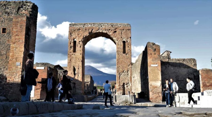 Pompeii : 2h small group tour with an archeologist - Small group pace: what max 15 people changes