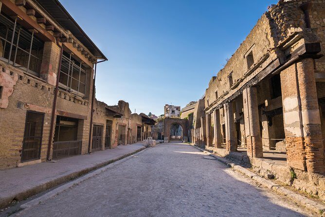 Pompeii and Herculaneum small group tour - skip the line - Train transfer to Herculaneum: the Circumvesuviana rhythm