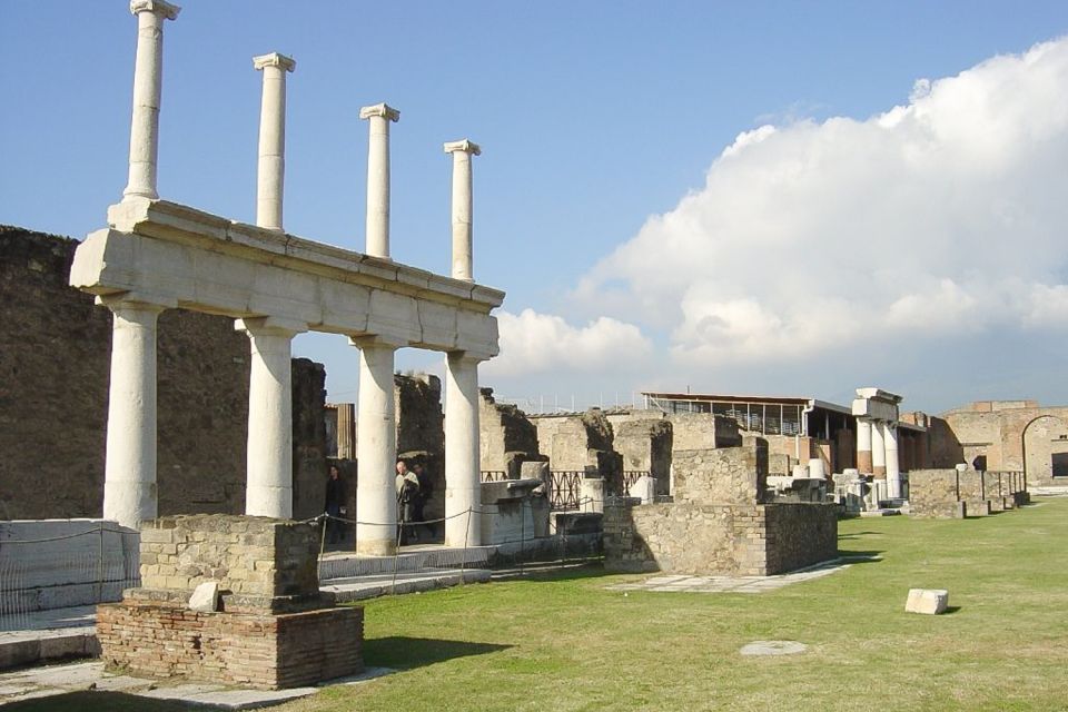 Pompeii and Vesuvius Full-Day Tour from Amalfi Coast - The optional lunch stop and the cameo/coral factory on the way back