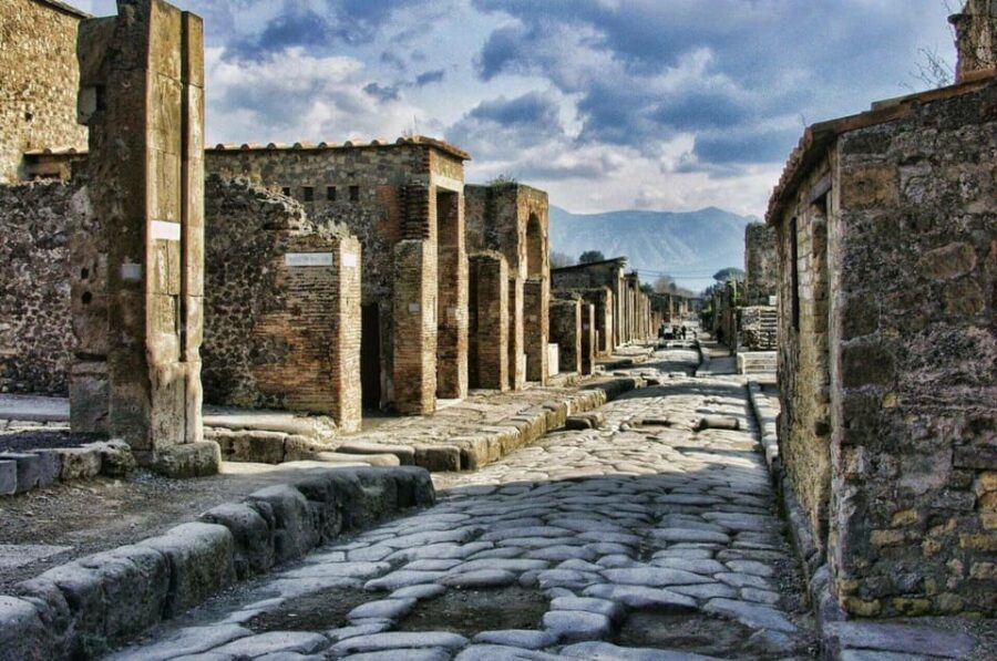 Pompeii: Entry Ticket & Guided Tour with an Expert Historian - Where to Meet at Piazza Esedra and How the Tour Starts