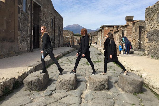 Pompeii excavations: skip-the-line private tour - What the guide brings: reading Pompeii instead of just touring it
