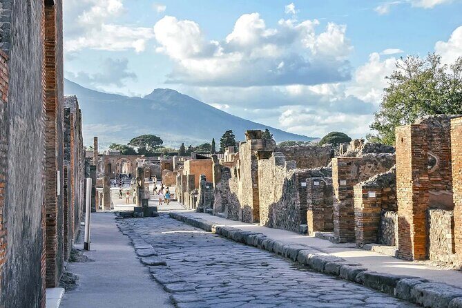Pompeii Exclusive 2h Private Tour with your Archaeologist - Price and value: $299.82 per group plus the €19 ticket