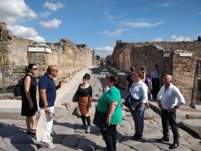 Pompeii Guided Tour with Archeologist - Getting started at Piazza Esedra (and finding your guide)