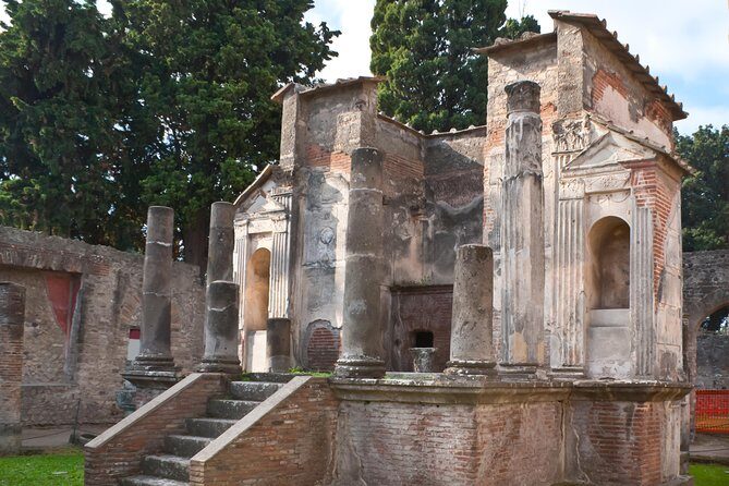 Pompeii Guided Walking Tour with Ticket - Pompeii is huge. This tour gives you a map you can feel