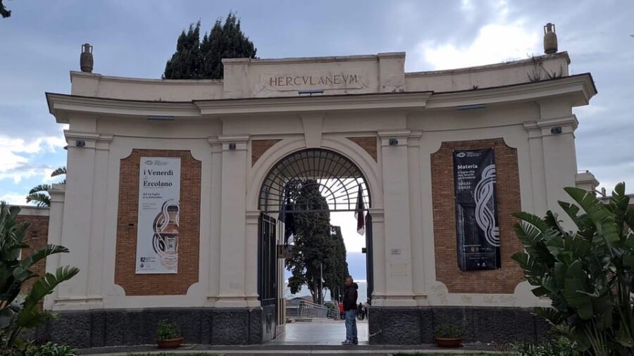 Pompeii & Herculaneum: Skip-the-line & Digital Guide App - Herculaneum with a smartphone guide: what to look for
