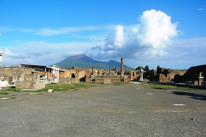 Pompeii: living with the volcano - Michele Arpa’s English Guide Style: Why Private Helps
