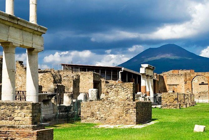 Pompeii Private Half-Day Tour from: Naples,Sorrento, Amalfi Coast - The Naples panoramic pause at Piazza del Plebiscito