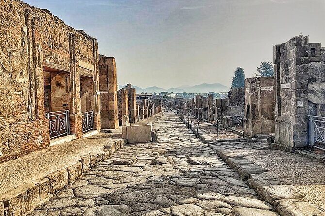 Pompeii Private Walking Tour with Expert and Authorized Guide - The guides: style matters, and it shows