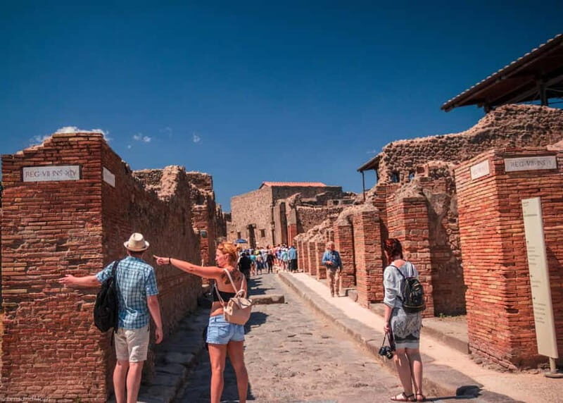 Pompeii Ruins 2-Hours Guided Tour and priority entry ticket - Entering Pompeii via priority entry (and why it matters)
