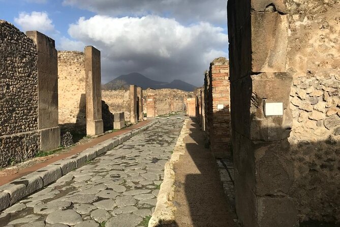 Pompeii Small Group Guided Tour with Skip-the-line Admission - The red-light district wall paintings: seeing scandal as street culture