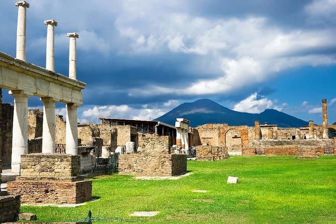 Pompeii tour with archaeologist - Stop 1: Foro di Pompei and the city’s big story in one breath