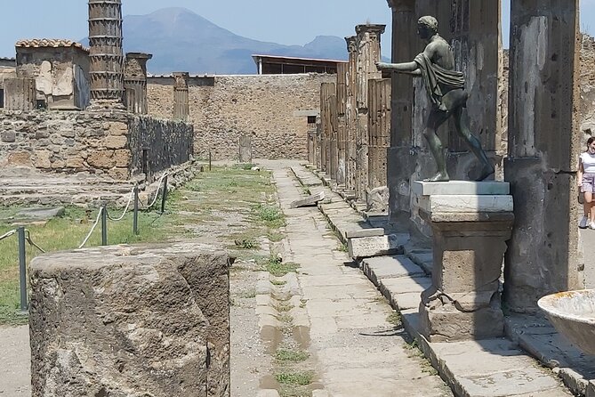 Pompeii tour with archaeologist - Stop 3: The Basilica and why Pompeians needed monumental public space