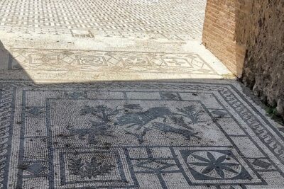 Pompeii tour with archaeologist - Stop 2: Granai del Foro and the plaster casts that hit hardest