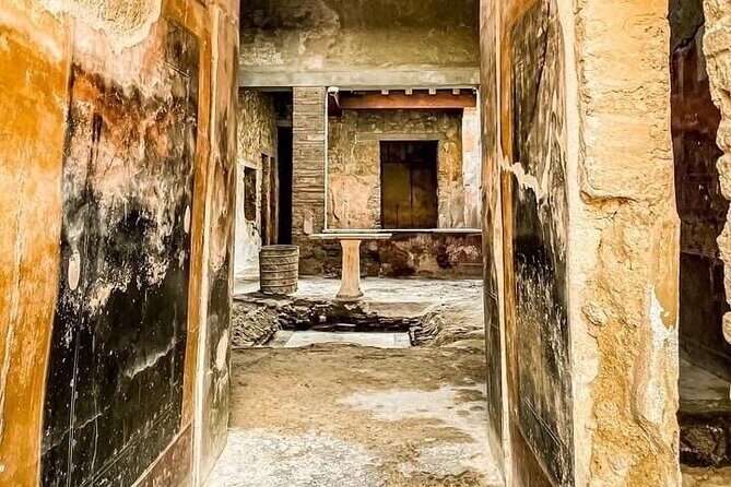 Pompeii tour with LOCAL GUIDE and SKIP THE LINE entrance - Skip-the-line entry and a small group pace