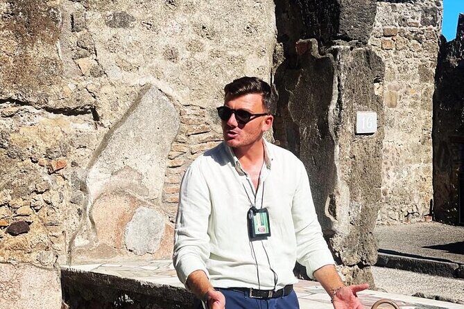 Pompeii tour with LOCAL GUIDE and SKIP THE LINE entrance - Casa del Menandro: a wealthy home in 15 minutes