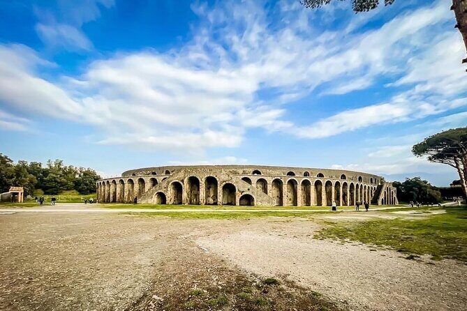Pompeii tour with LOCAL GUIDE and SKIP THE LINE entrance - Where your Pompeii tour starts: Via Villa dei Misteri