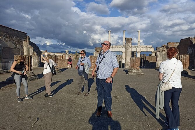 Pompeii: walking tour with 3D glasses and with entrance ticket - The two-hour itinerary: walking the main route with AR stops