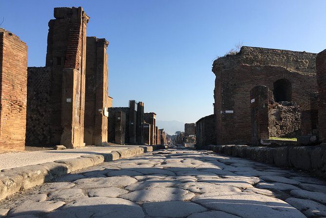 Pompeii with an archaeologist, small group!!! - The decorated house and shops: home life you can read