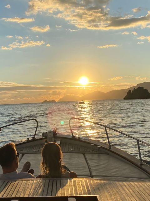 Positano: Amalfi Coast Sunset Group Boat Tour with Prosecco - The 1.5-hour flow: what happens before the sun actually drops