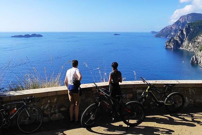 Positano Bike Tour - The coastal road ride: mountains on one side, sea on the other