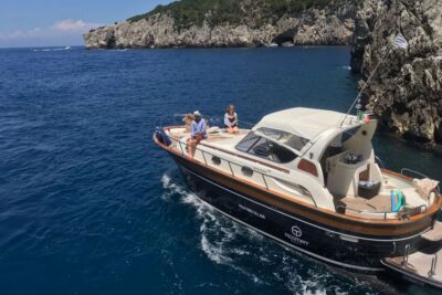 Positano: Boat Tour of Capri with Drinks and Snacks - Customizing Capri: grottos, Faraglioni, and time on the island