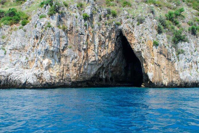 Private boat tour along the coast of Capri : 2 hours of beauty - Stop 1: Island of Capri, Faraglioni, and a Real Chance to Swim