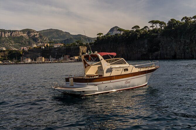 Private Boat Tour from Sorrento to Capri on a Classic Gozzo 8.50 - White Grotta and Natural Arch: quick stops with real payoff