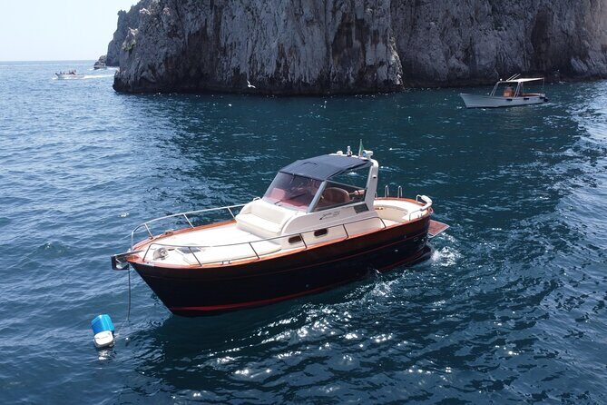 Private Boat Tour to discover Capri - Meeting in Porto di Sorrento and settling in fast