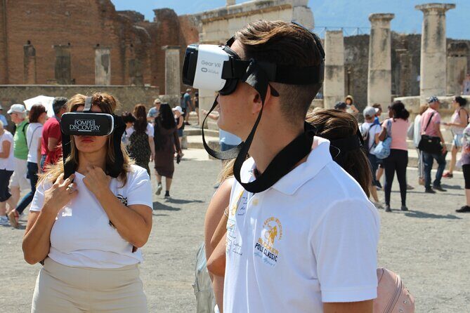 Private Guided Tour and VR Headsets in the Ancient Pompeii - VR headsets in Pompeii: seeing the city before AD 79