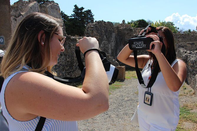 Private Guided Tour and VR Headsets in the Ancient Pompeii - Radioguides and group size: what to expect with the logistics