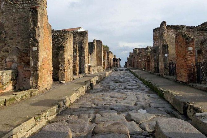 Private Guided Tour of Pompeii. Sunset Tour - Terme del Foro: the spas you’ll want to picture