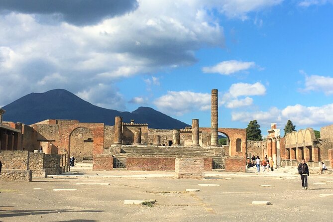 Private Skip The Line Archeo Tour Of Pompeii - Meeting at Piazza Esedra and getting in without stress