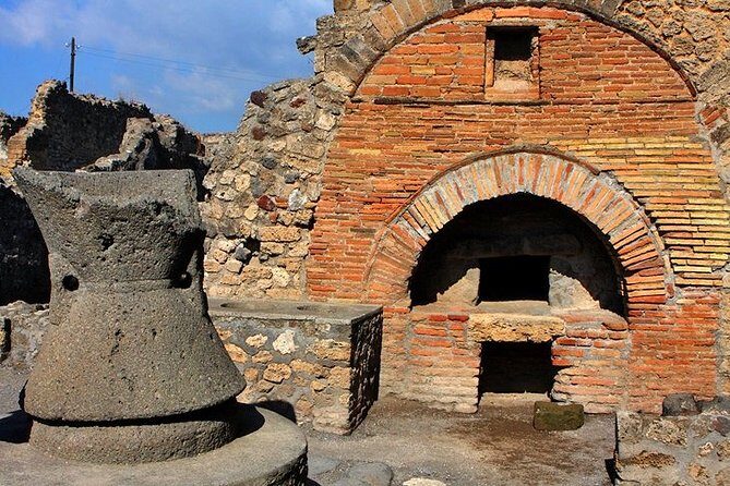 Private Tour with Official Guide through the wonders of Pompeii. - Baths and street life: Suburban Baths, Stabian Baths, Via dell’Abbondanza, and Thermopolium