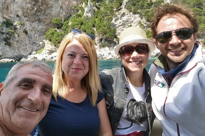 Shared boat tour from Sorrento to discover Capri - Onboard comfort and swim time: masks, drinks, and what to bring